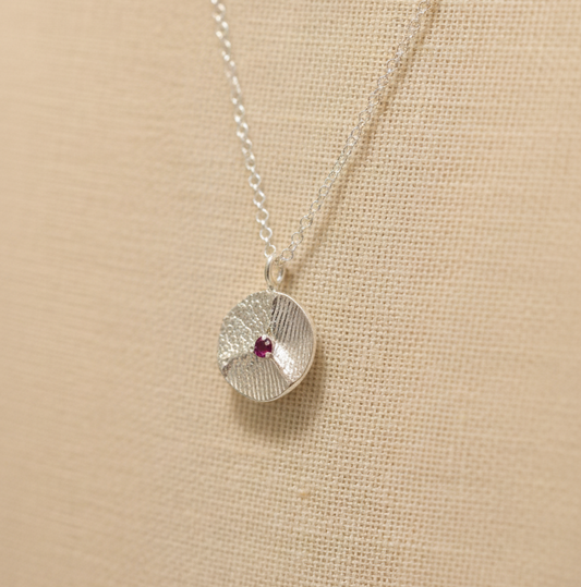 The family circle with gemstone