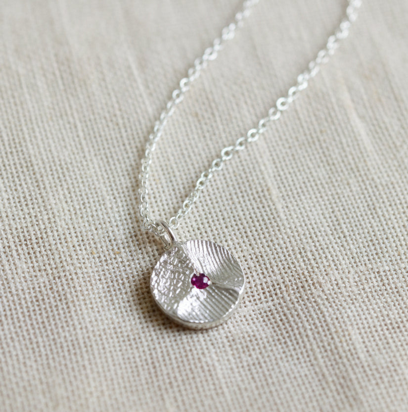 The family circle with gemstone