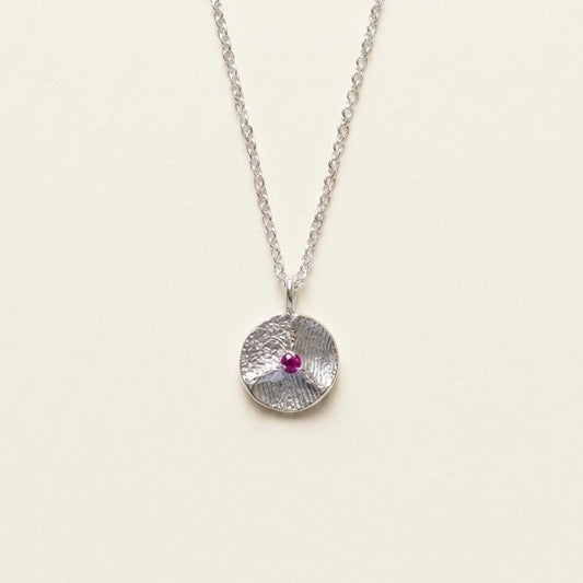 The family circle with gemstone