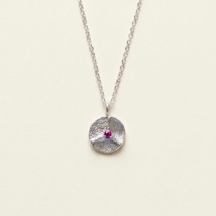 The family circle with gemstone